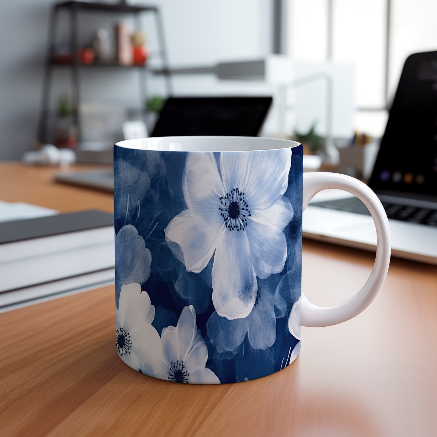 Hrnek s modrými květy - elegantní design pro každodenní používání
