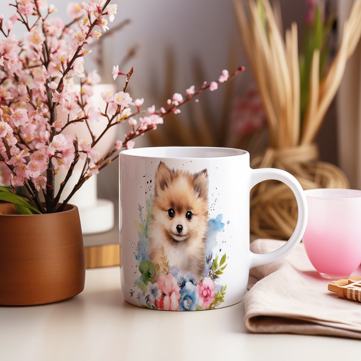 Hrnek s roztomilým pomeranianem a květinovým vzorem