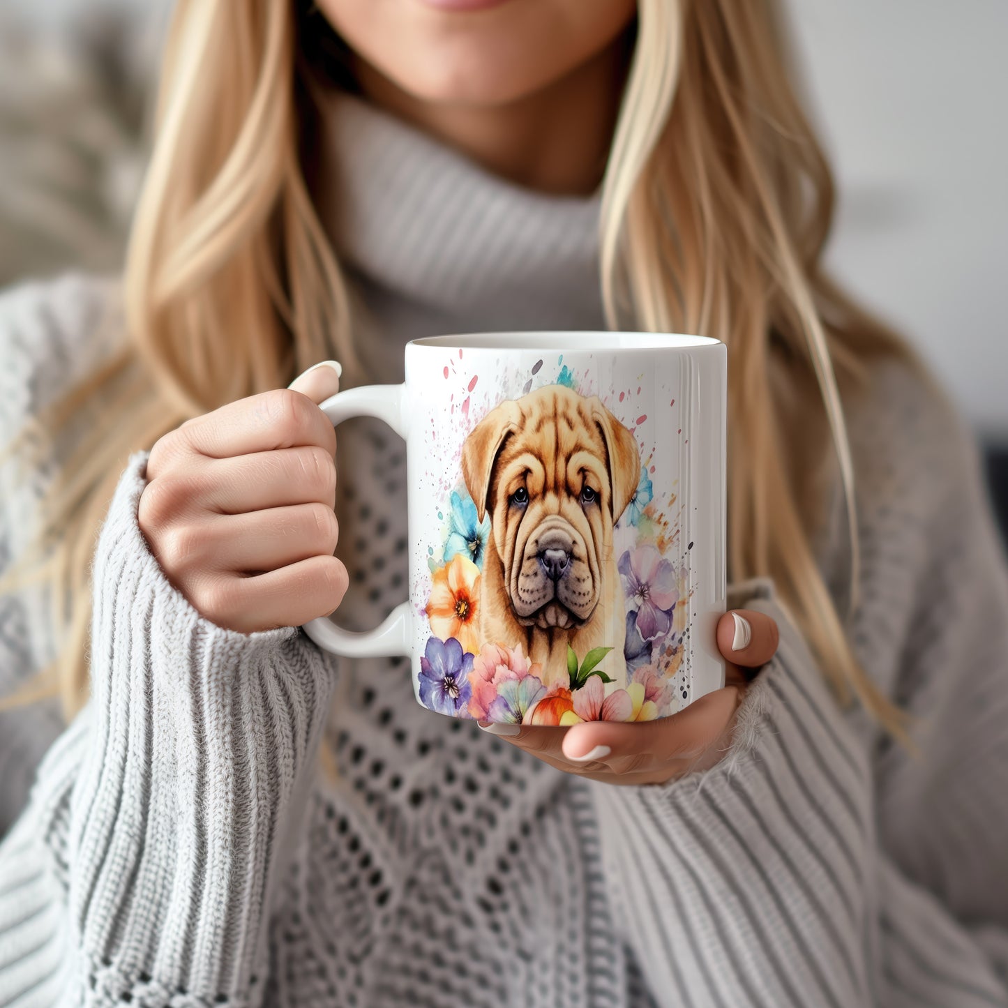 Hrnek s roztomilým štěnětem shar-pei a květinami