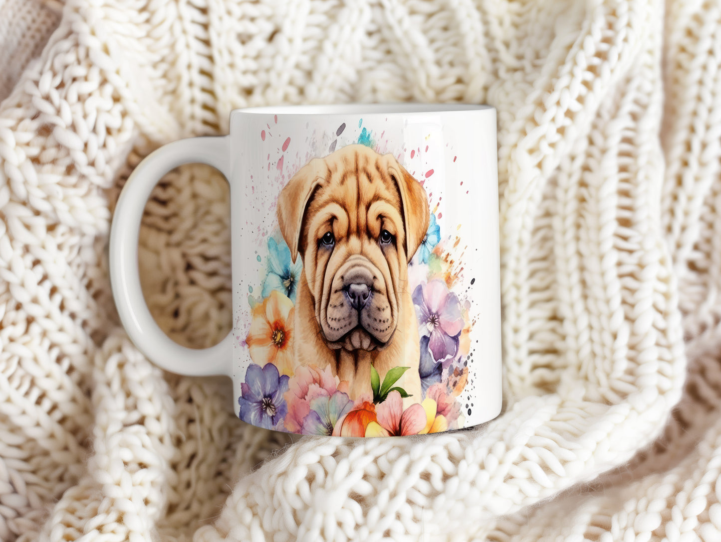 Hrnek s roztomilým štěnětem shar-pei a květinami