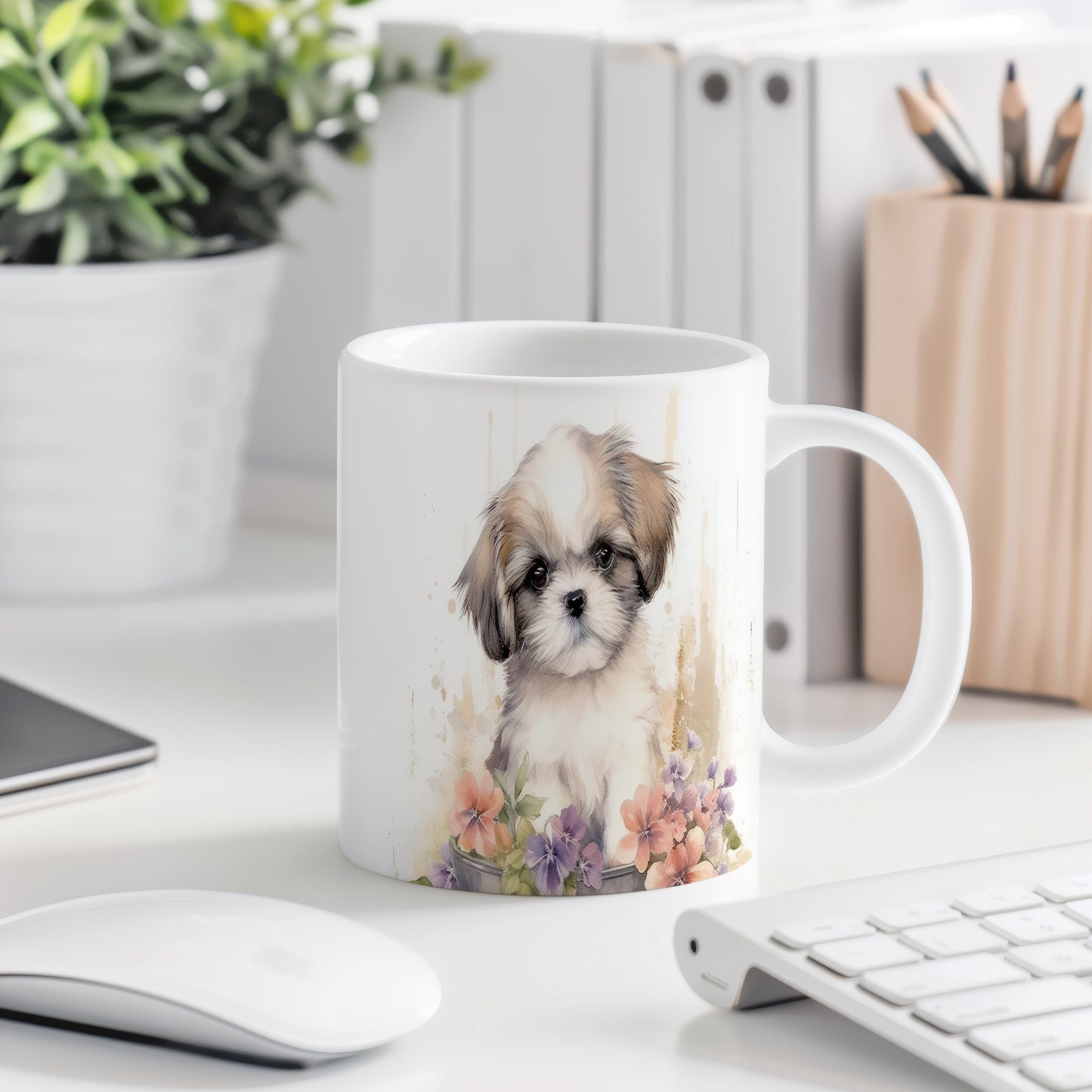 Hrnek s roztomilým shih tzu a květinami v béžových tónech