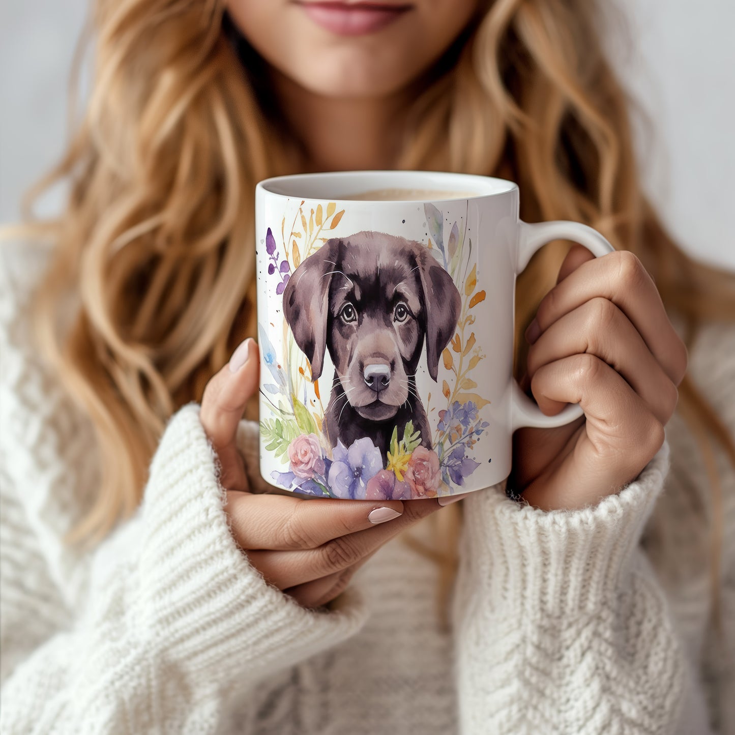 Hrnek s malým černým labradorem a květinovým motivem