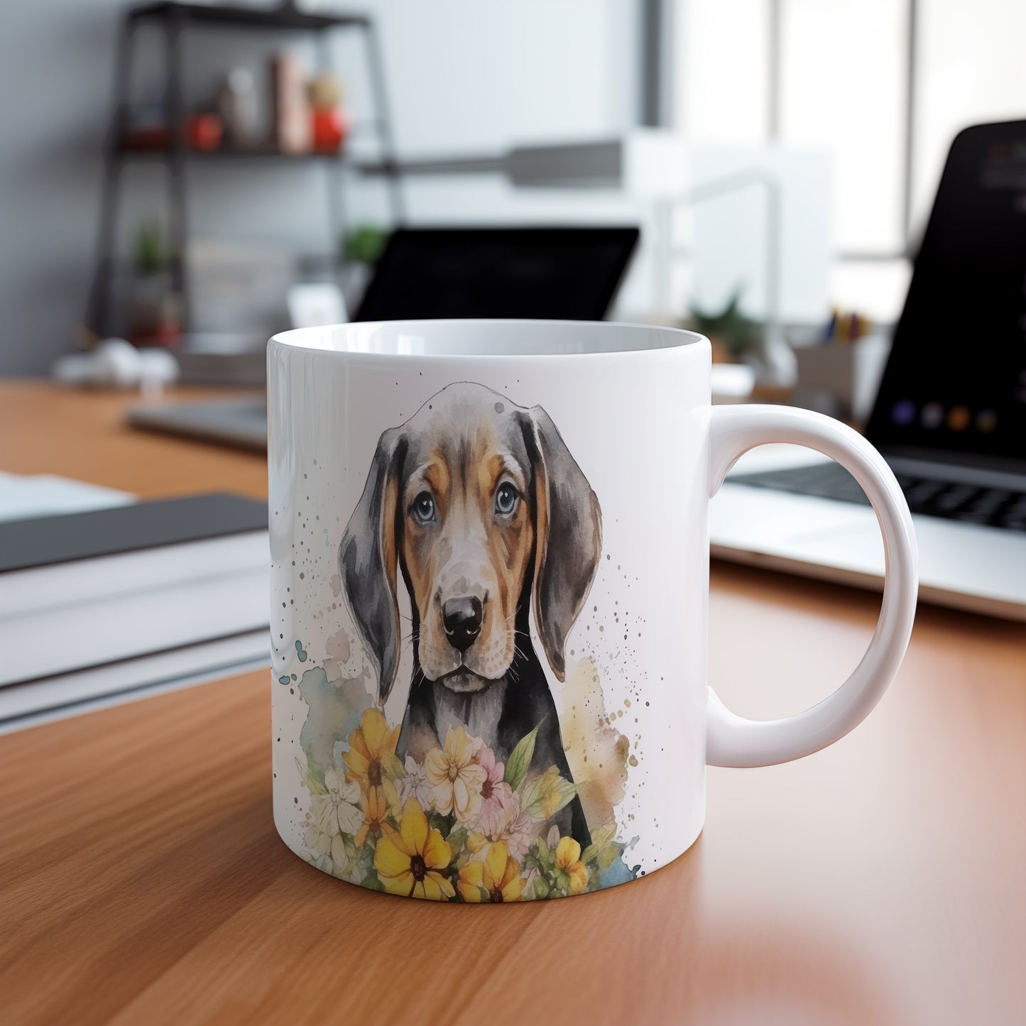 Hrnek s malovaným beagle štěnětem a květinami