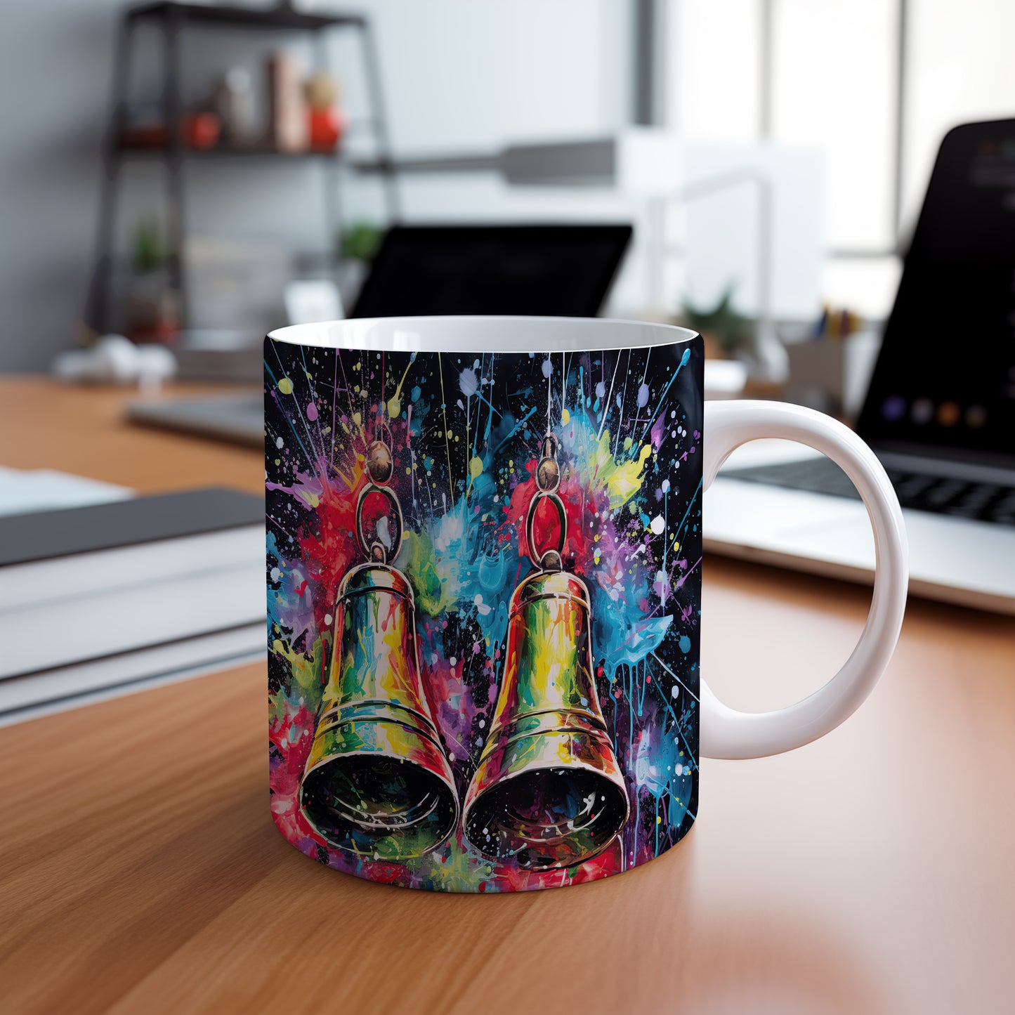 Barevný hrnek s motivem zvonů pro radostné chvíle