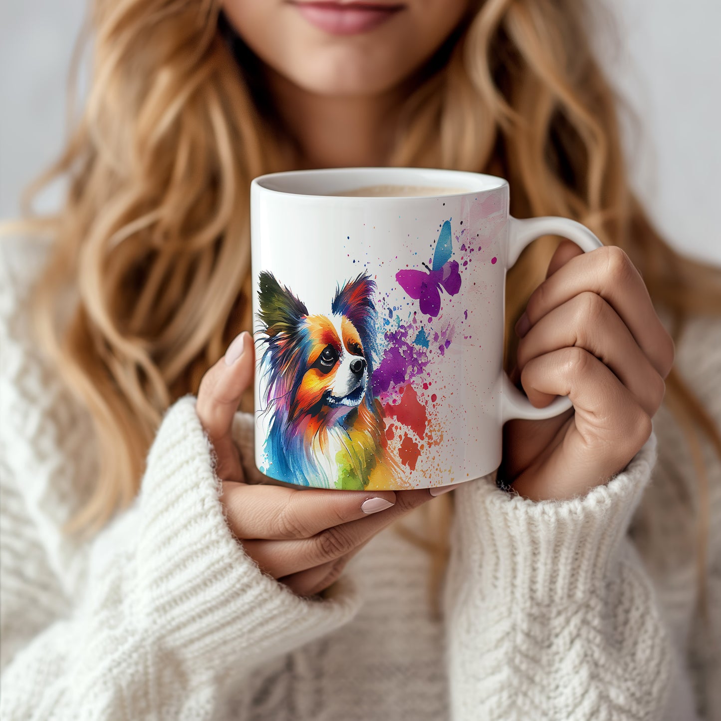 Barevný hrnek s ilustrací papillon psa a motýla